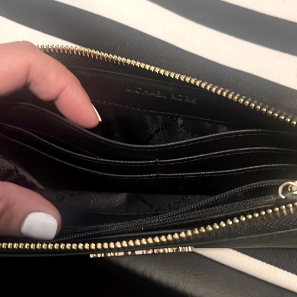 Michael Kors Tote and Wallet set - Picture 11 of 11